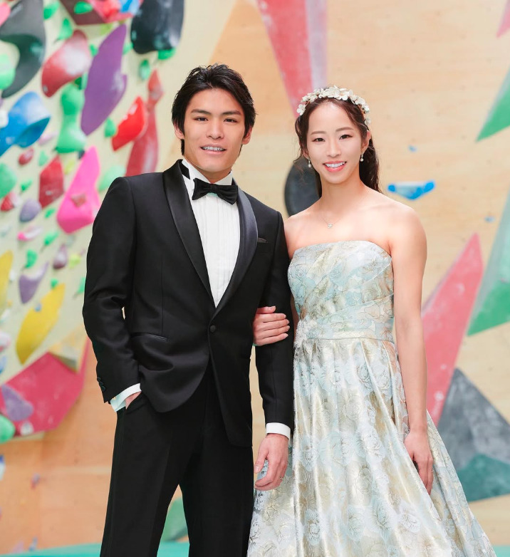野口啓代さんは、2021年12月25日に同じくスポーツクライマーである楢崎智亜さんとの結婚を発表