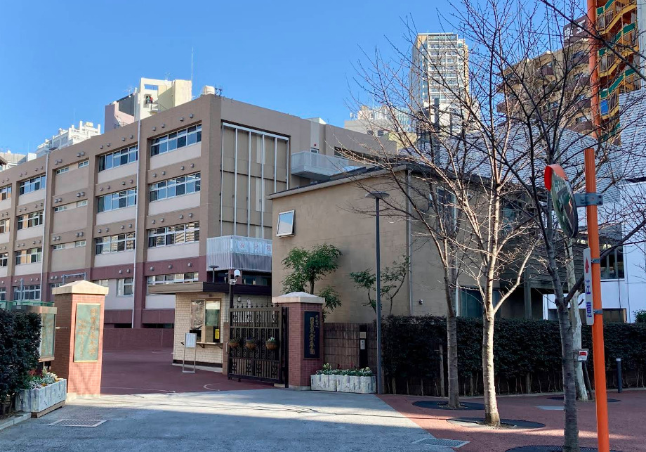 白石さんは、芸能コースのある日出高等学校（現在の目黒日本大学高等学校）へ転校
