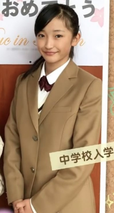 小川桜花さんは、当初、宮崎県内の私立中学校に通っていたとされていますが、芸能活動のために上京し、東京都渋谷区立鉢山中学校に転校